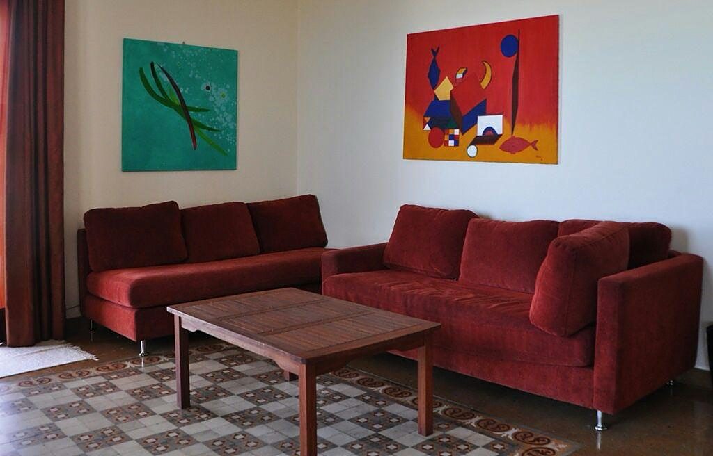 Suite salon with two sofas, a low table and patterned tiled floor